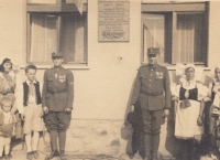 Před odhalením pamětní desky na rodném domě generála Václava Šáry