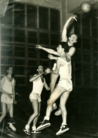 Jiří Zídek (ve výskoku, hází míč) na archivní fotografii
