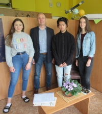 A photo with the students during the filming, May 2019