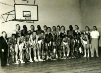 Jiří Zídek (pátý zleva dole) na archivní fotografii