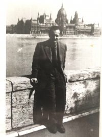 Young Lázló Regéczy-Nagy on the shore of Danube