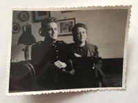 Lázló Regéczy-Nagy s manželkou v uniformě