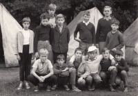 Miroslav Pešta se svými svěřenci na táboře v Ledči nad Sázavou 1967-1974