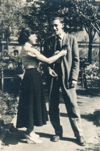 Květa Jeništová with brother Jaroslavem, 1950