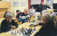 Květa Eretová (standing in the middle) in a chess club, 2014