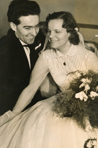 Svatebčané Leoš a Dagmar Houskovi, 1956