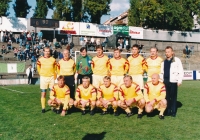 Ján Geleta (v dolní řadě zcela vpravo) se "starou gardou" Dukly, 90. léta