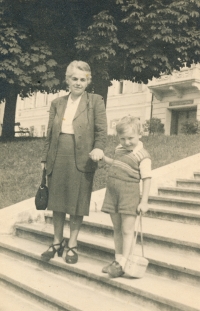 Matka Z. Velímské s vnukem, Mariánské Lázně, 1947