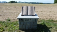 Památník ve tvaru knihy na paměť Václava Hojera. Návrhem a nákladem František Brož 2007