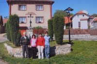 Stav domu v Radňově (foto z roku 2006), rodina Brožových (zleva: František Brož, vnučka Markéta, snacha Eva, vnuk Marek)