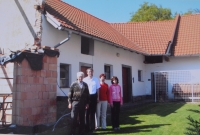 Rodina Brožových u domu v Radňově (foto z roku 2006), zleva: František Brož, syn Petr, vnoučata Markéta a Marek