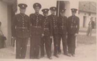 Richard Drábek (vpravo) v 17 letech u hasičů
