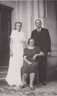 Věra Rolečková s rodiči Emílií a Josefem Blažkovými (1951) 