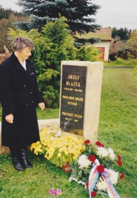 Věra Blažková unveiling a memorial plaque for her father Josef (1998)