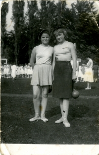 Anna Hogenová (vpravo) na spartakiádě v roce 1960