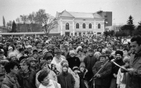 Fotografie z demonstrací v listopadu 1989 v Břeclavi, Zdeněk Hrubý na pódiu
