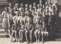 Kvarta gymnázia v Náchodě (Pavel Kejdana ve čtvrté řadě první zprava), 1947