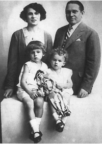 Milan Dobeš with his parents and brother (1930s)