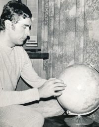 Jiří Daler with a globe that won in Sweden in the second half of the 1960s (photo by Vilém Kratochvíl)