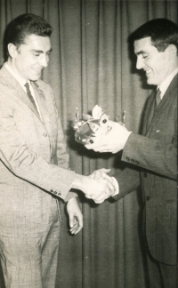 Jiří Daler (left) receives the award of King of Cycling from Pavel Doležel in 1966