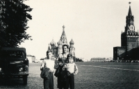 S matkou a bratrem na Rudém náměstí, 1960