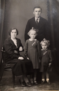 Sehnalovi s dcerami Pavlou a Marií