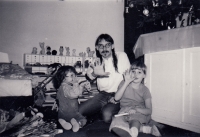 Pamětník s dětmi na Vánoce 1987