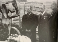 (zľava) ján škúci a preživší františek svatík a štefan svatík asi v roku 1975