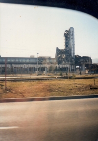 Vybombardovaný stadion v Sarajevu, fotografie byla pořízena mezi rokem 1997 - 1998