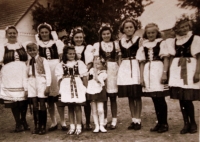 Květen 1945 - dívky v krojích vítají osvoboditele (Marie Veselá je dívka uprostřed).