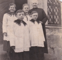 Bedřich Hanauer mladší působil po vystěhování do Frýdlantského výběžku jako ministrant v Andělce a ve vedlejší vsi (na fotografii v první řadě zprava) 