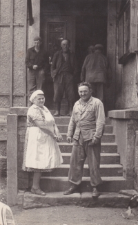 Otec Bedřich Hanauer st. s německou kuchařkou Jümrichovou, která vařila v Andělce na státním statku