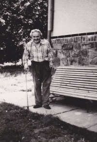 Bedřich Hanauer st. už ve svém novém domově v Lípě, kam se rodina Hanauerových v roce 1967 přistěhovala