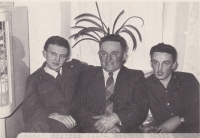 Zleva Bedřich Hanauer mladší se svým otcem a bratrem Milanem