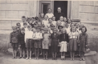 Bedřich Hanauer mladší na obecné škole v Andělce (ve tmavém svetru, třetí zleva v poslední řadě)