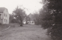 V pozadí je vidět dům v Andělce ve Frýdlantském výběžku, kam rodina Hanauerova byla 11. května 1953 vystěhována