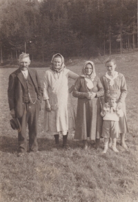 Fotografie z Radňova. Vlevo děda a babička Bedřicha Hanauera mladšího 