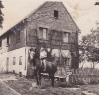 Bedřich Hanauer mladší na koni jménem Bella, před domem v Andělce, kam byli v roce 1953 vystěhováni