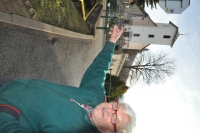 miesto pred kostolom v Selci, kde stáli chlapi nastúpení vo štvorstupe