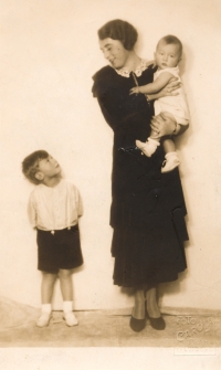 Vladimír Grégr (vlevo) s maminkou a bratrem Edou, asi 1934
