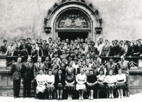 Středočeská kolej krále Jiřího z Poděbrad, asi 1947. Pedagogický sbor se studenty. V první stojící řadě čtvrtý zleva je Václav Havel. 