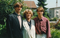 Manželka pamětníka, Jana, se syny Eduardem (vlevo) a Michaelem. Kriens u Luzernu, 1995