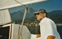 Vladimír Grégr u kormidla jachty na jezeře u Luzernu, 2005