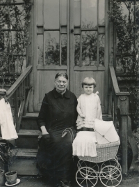 S babičkou Johnovou, asi 1927-1928