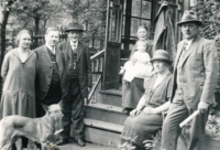 Rodina Johnových před altánem, 1928