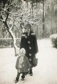 S maminkou, 1928