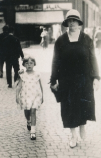 S tetou Annou Hrdou, rozenou Johnovou, asi 1929