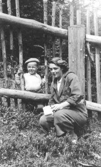Jiří Fráňa with his mother Jiřina in 1949