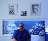 Ladislav Vitoul v roce 2020 pod obrazy svého dědy (Josefa Vitoula) a otce (Ladislava Vitoula)