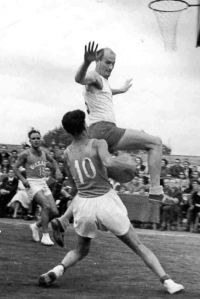 His father,  Milan Fráňa,  defending during a match with Bulgaria